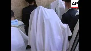 Jewish worshippers gather at Wailing Wall for annual Priestly Blessing