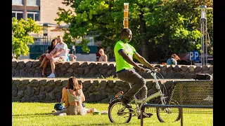 Fahrrad fahren mit 3 Bierglas auf dem kopf