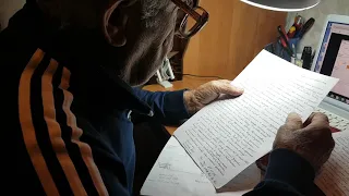 Деда пишет рассказ "Как я бросил курить"