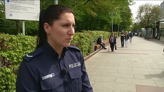 POLICJANCI OSTRZEGAJĄ PRZED GRĄ W TRZY KUBKI