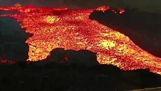 Lava "tsunami" flows from La Palma volcano