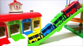 Chibikko Tayo [꼬마버스 타요] ☆ I played with Tayo the Little Bus in the spinning parking lot of Cars!