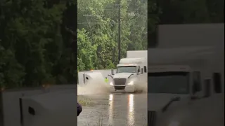 Driver scrambles out of sinking truck in Texas