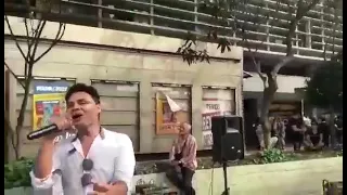 Ele Canta igual Zezé Di Camargo