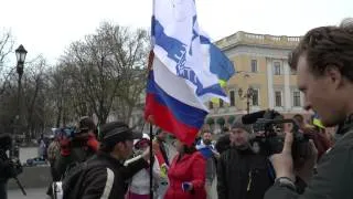 05-04-2014: Одесса, активист с флагом "Россия Защити" дискутирует с майдановцами у Дюка