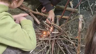 Wildniscamp - Feuer machen mit einem Streichholz