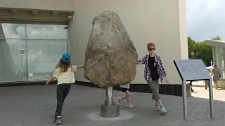 Интерактивный экспонат "Пять тонн скалы"