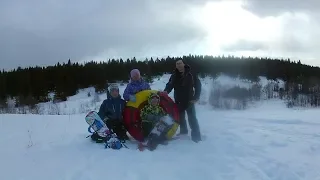 Катаемся на тюбинге с горки в лесу с семьёй