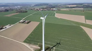 Drohnenflug über die Feldlabore der Hochschule Biberach: Biogasanlage und Windkraftanlage