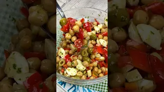 Questa insalata di ceci farà vibrare le vostre papille gustative! E vedi che ti mangi 😋