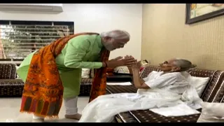 PM Modi meets his mother a day before phase 2 of Gujarat elections, watch!