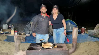 Montamos acampamento pescamos e fizemos peixe frito no disco de arado no fogão a lenha