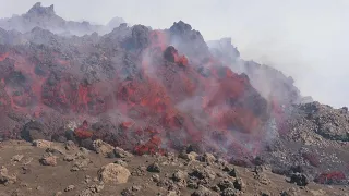 Eruzione Etna, la lava vista da vicino: massi incandescenti rotolano a valle