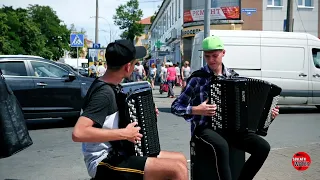 Famous hit, but played in an original way! Street musicians!!