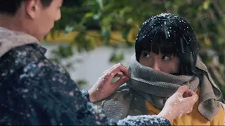 Jiang Chen is helping Xiao Xi put on his scarf in the snow!🍑