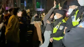 Demonstranten in China lassen Wut an Polizisten aus | AFP