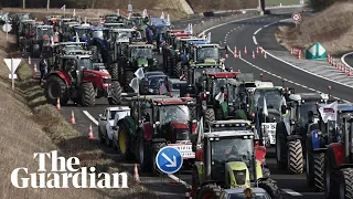 Farmers 'besiege' Paris as protests spread to Brussels