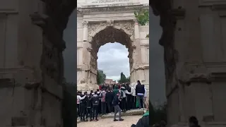 Jews in Rome sing Im Eshkachech Yerushalayim (If I forget you Jerusalem) under Arch of Titus