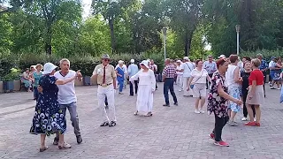 Магнитогорск, прогулка по Ленинскому району, часть 1, танцы в сквере Металлургов (14.07.2022)