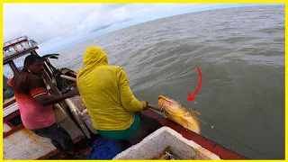 BATALHA ÉPICA: Pescaria em Alto Mar - Enfrentando Um Verdadeiro Monstro do Oceano!