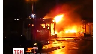 Вночі у Києві біля метро Позняки горіли МАФ