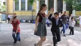Школьники Днепра репетируют выпускной вальс
