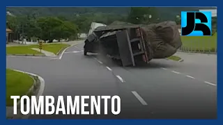 Flagra: vídeo mostra momento em que carreta tomba em Santa Catarina