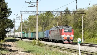 Почти остановился 2ЭС5К-463 с грузовым поездом
