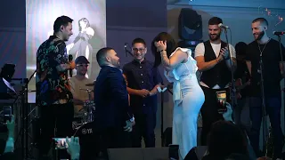 Leoni Torres dedica canción a victor Jersey y su novia en concierto de New Jersey