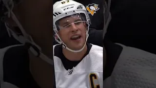 Sidney Crosby hits Esa Lindell in the face then takes a puck to the face himself, a breakdown short