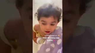 Léo Marília Mendonça filma filho puxando seu vestido para ela não sair de casa e se emociona