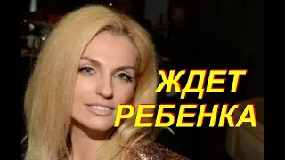 Саша Савельева выступила на сцене с большим животом