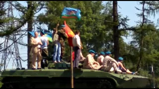 Десантники забрались на БМП на Красном проспекте, 2 августа 2017 года
