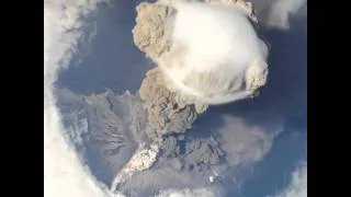 Wybuch wulkanu widziany z kosmosu