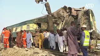 Жертв ж/д-аварии в Пакистане уже 56