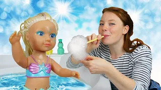 Die Meerjungfrau in Irenes Badezimmer. Puppen Video auf Deutsch