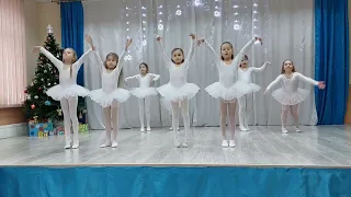 Танець "Вальс сніжинок" - "Puzzles" (керівник Марія Барзікова)