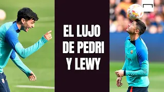 Pedri y Lewandowski se divierten durante el entrenamiento del Barça
