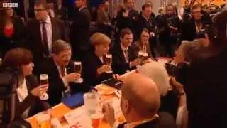 Un serveur renverse 5 verres de Bière sur Angela Merkel !