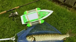 Filming with RC fishing boat pike attack underwater & catching fish.