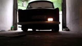 Trabant P601 fährt in Garage