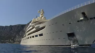 Le plus grand yacht du monde vogue sur la Côte d’Azur