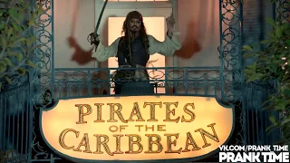 Джонни Депп на аттракционе Пираты Карибского Моря в Диснейленде