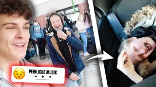 KLEINEN BRUDER mit PEINLICHER MUSIK von der SCHULE ABHOLEN! 😂 (cringe)