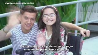 Tom Holland e Laura Harrier visitam a sede da AACD em São Paulo | Maio de 2017