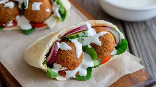 HOW TO MAKE HOMEMADE FALAFEL WITH CANNED CHICKPEAS | FAST PITA BREAD | ISRAELI FALAFEL SANDWICH 🥙🧆