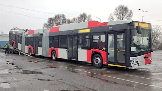 Škoda-Solaris 24m - tříčlánkový trolejbus sjíždění z podvalu