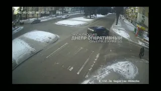 В Днепре на Гагарина от удара ВАЗ вынесло на тротуар