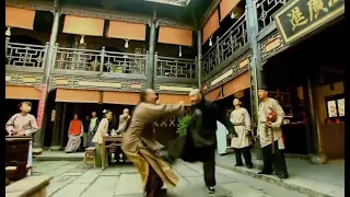 Villain bullied the people. Kungfu Aunt beat them so hard that they knelt down and begged for mercy.