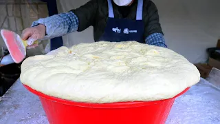 Amazing hand skills! The amazing speed of a master at making pretzel donuts / Korean street food